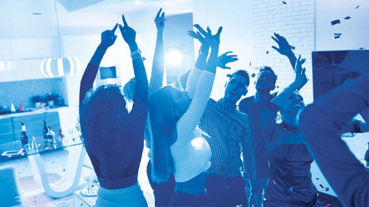 Kafe ve barlar kapatılınca gençler otel partilerine yöneldi