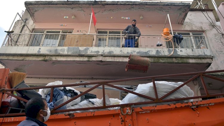 3 katlı binadan 6 ton çöp çıkarıldı