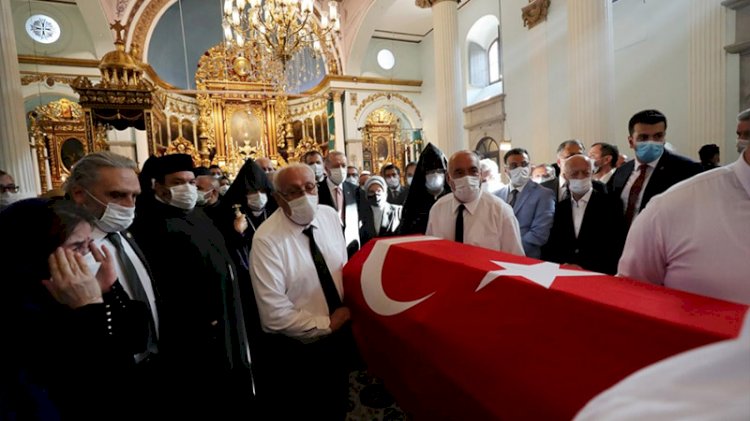 Markar Esayan toprağa verildi