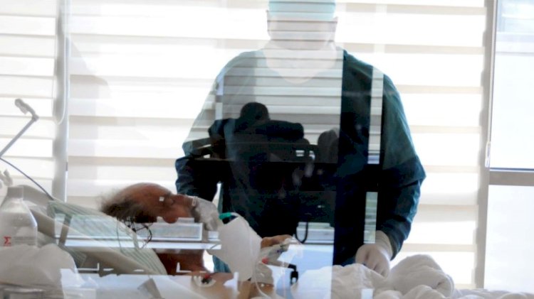 Pandemi doktoru, koronavirüs hastası babasını kurtaramadı