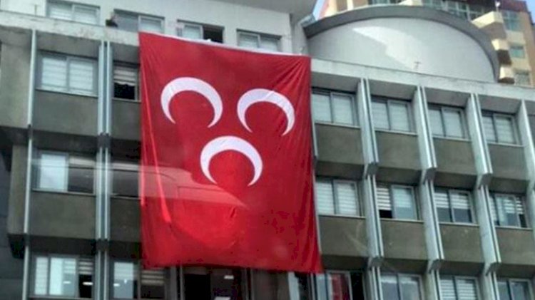 İYİ Parti'li belediye MHP bayrağı astı