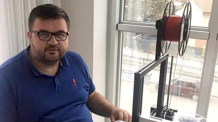 Sağlık çalışanları için siperlik üreten okul müdürü koronavirüsten öldü