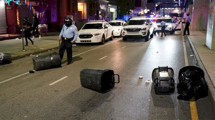 Philadelphia'da siyah gencin öldürülmesinin ardından gece sokağa çıkma yasağı ilan edildi