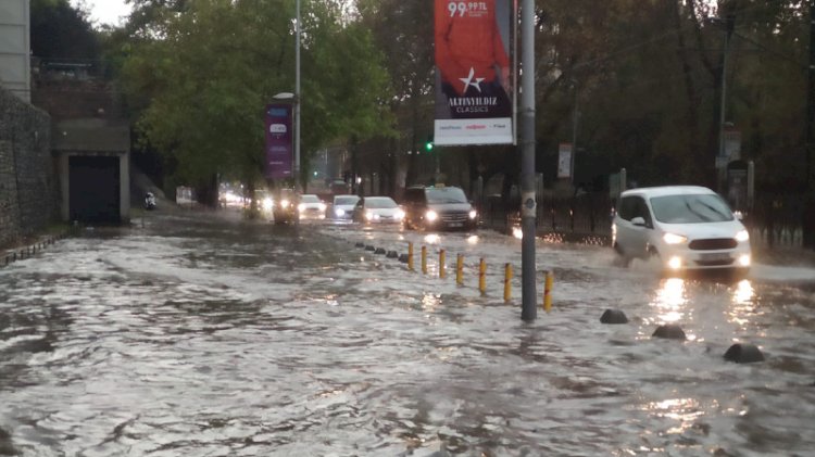 İstanbul'da yollar göle döndü