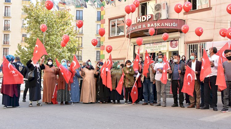 Diyarbakır anneleri Cumhuriyet Bayramı'nı evlat nöbetinde kutladı
