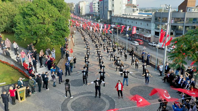 Bin kişiden sosyal mesafeli zeybek gösterisi