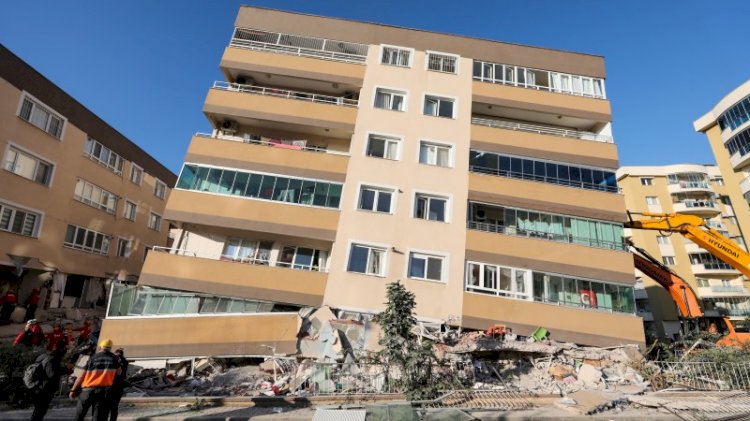 Yıkılmak üzere olan binayı vinç ayakta tutuyor: Kurtarma çalışmaları devam ediyor