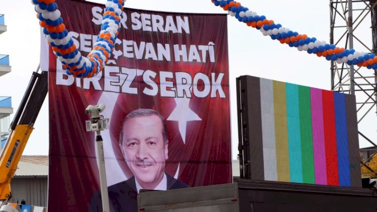 AKP kongresinde Erdoğan için Kürtçe pankart