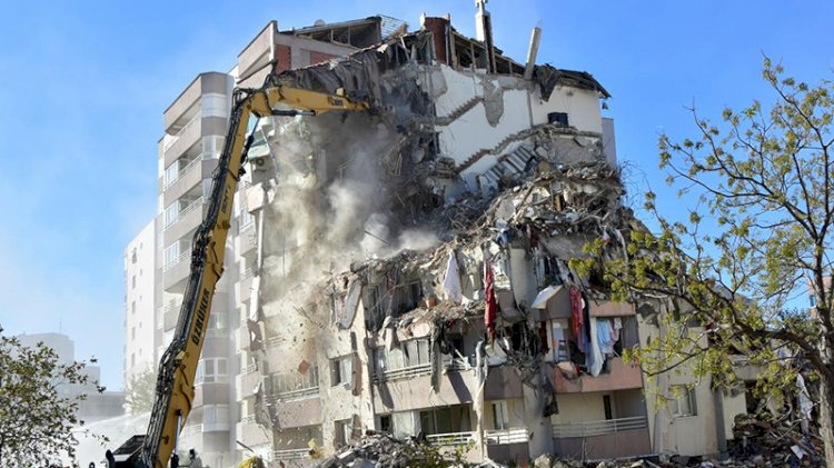 3 katı çöken Yılmaz Erbek Apartmanı'nda yıkım sürüyor