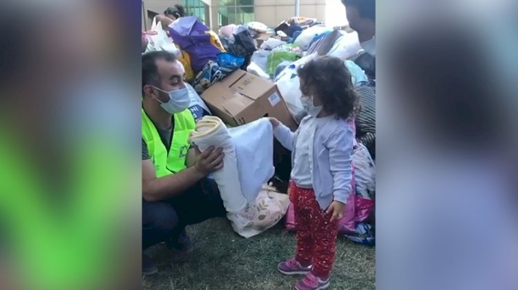 Yürekleri ısıtan hareket: Küçük çocuk battaniyesini depremzedelere verdi