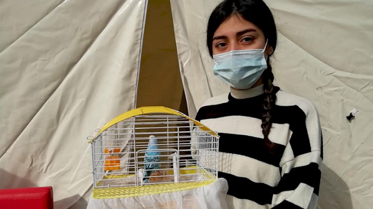 Depremde, kuşunu almak için kaybettiği 10 saniye hayatını kurtardı
