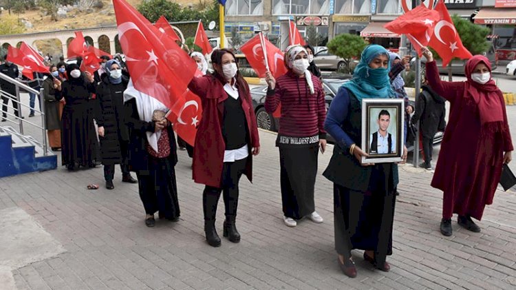 PKK ailesinden 13 kişiyi katletti... Çocukları dağa kaçırılan ailelerin eylemine katıldı