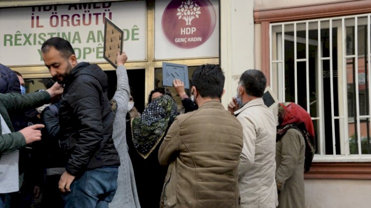 Ajandaları duyan aileler HDP binasına girmeye çalıştı