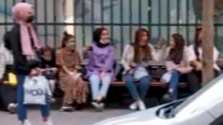 Durakta kimseye aldırış etmeden yüksek sesle şarkı söyledi