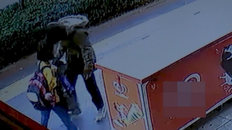 Yolda yürüyen küçük kızın yüzüne tükürdü