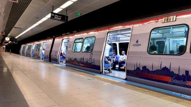 Metro gelirken raylara atladı