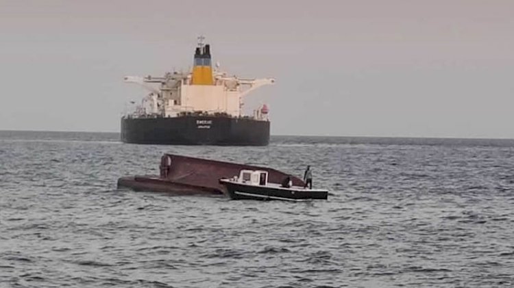 Yunan tankeriyle Türk teknesi çarpıştı