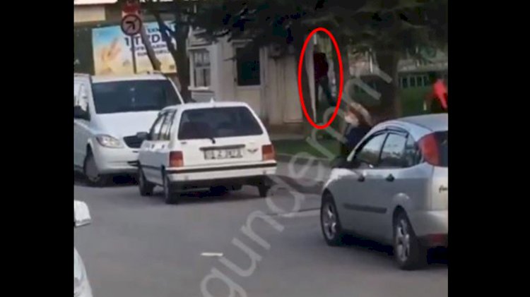 Sokak ortasında iğrenç görüntüler... Küçük çocuklara bakarak...