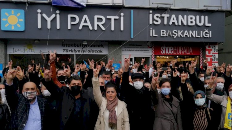 İYİ Parti il başkanlığı önünde 'bozkurt'lu eylem: İstifa edin!