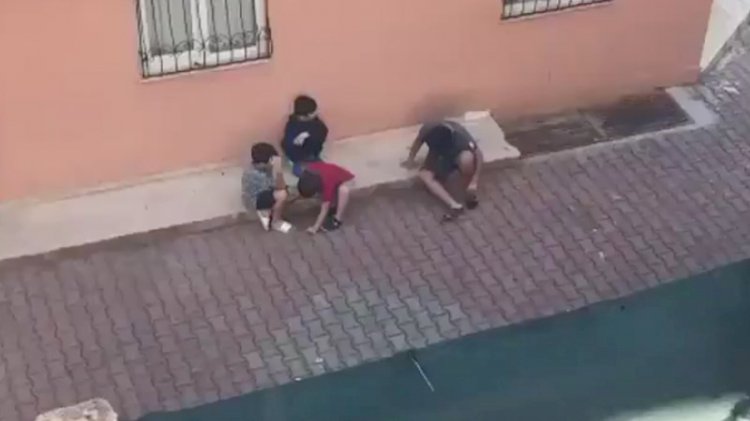 Çocuklar oyun oynamak yerine ekonomi tartışıyor