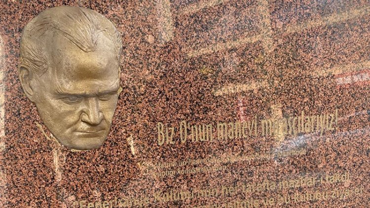 Atatürk maskını çaldılar