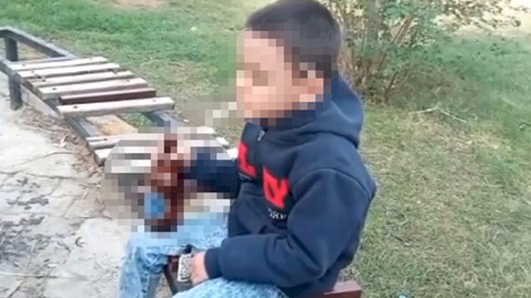 Küçük çocuğa sigara içirip, içki şişesiyle görüntülerini çektiler