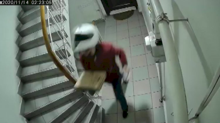 Sipariş getiren kurye merdivenlere işerken yakalandı