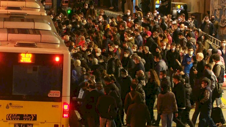 Metrobüs durağında koronavirüs yoğunluğu