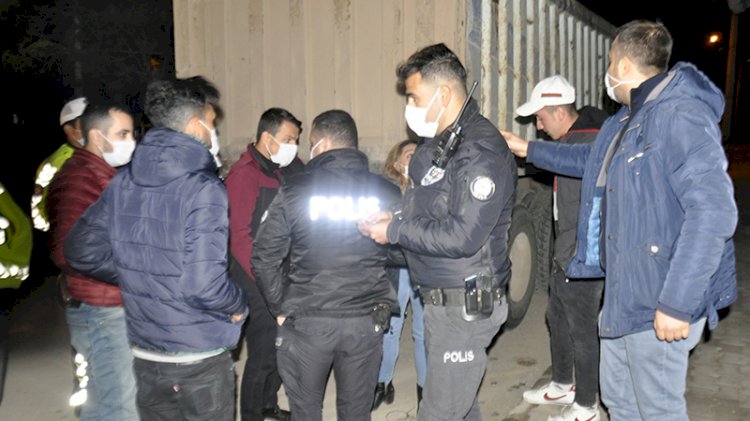 Kısıtlamayı ihlal eden 2 kişi, polisten kaçarken kaza yaptı