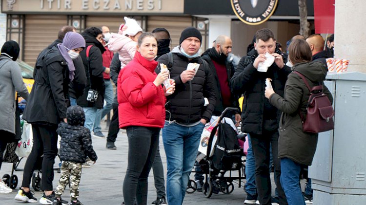 Taksim yine aynı: Paket servise geçen restoranlar önünde ayakta yemek yeme modası başladı