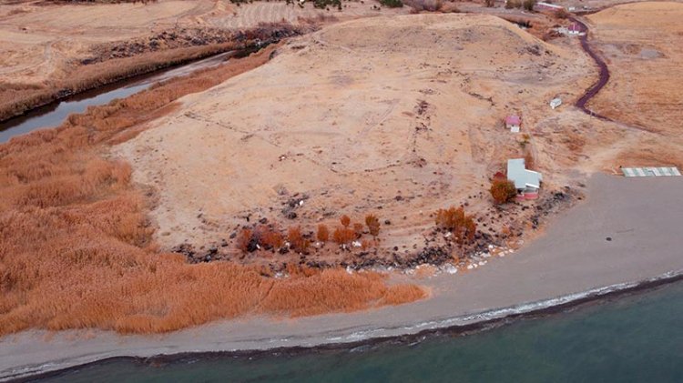 Van Gölü çekilince Urartular'a ait liman kalıntıları ortaya çıktı