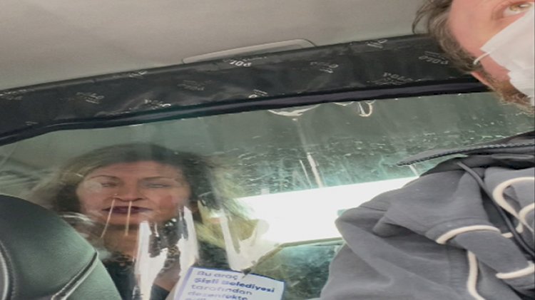 Taksiciyle kadın müşterinin ücret tartışması kamerada