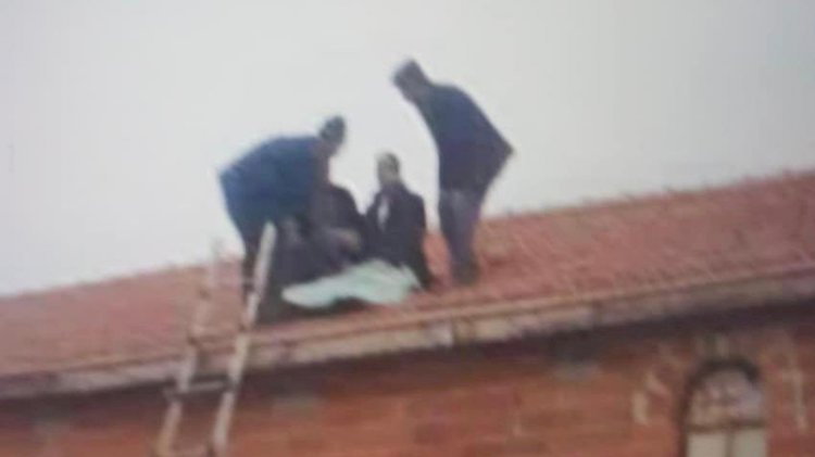 Takla atan kamyonetten fırlayan sürücü evin çatısına uçtu