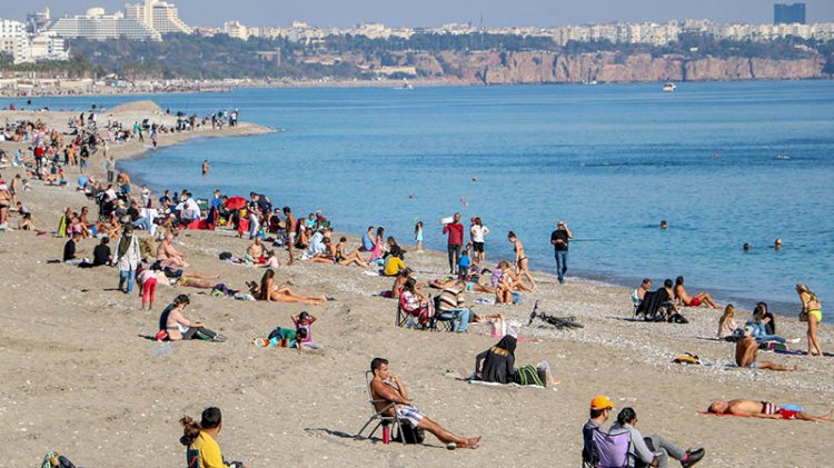 Kısıtlama sonrası sahilde sosyal mesafe unutuldu