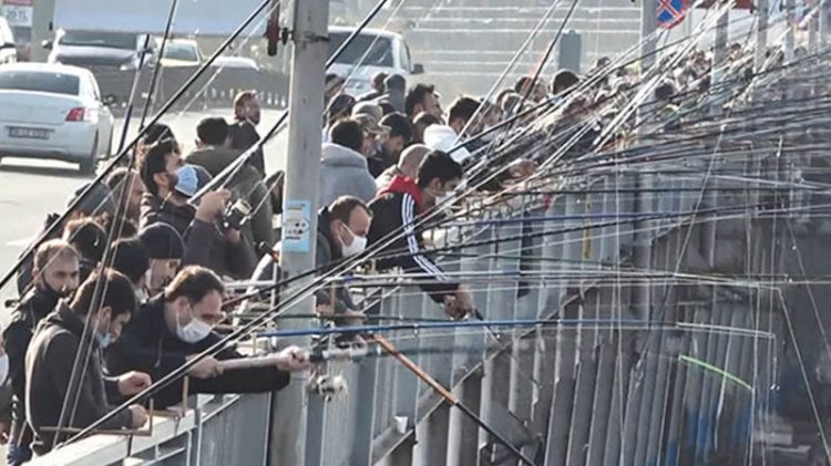 Balıkçılar sosyal mesafeyi hiçe saydı: Yan yana, omuz omuza...