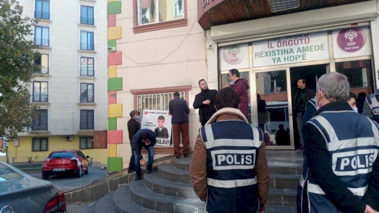 HDP’lilerden evlat nöbeti tutan ailelere hakaret: Çocuğunu bekleyen babaya 'Hoşt' dediler!