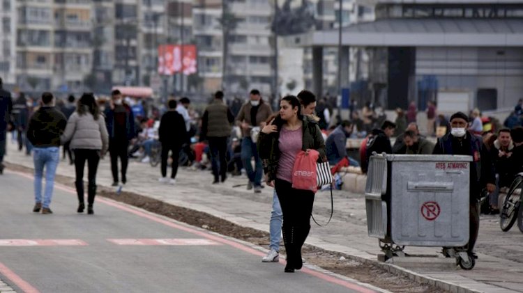 İzmir’de yasağa rağmen Kordon doldu