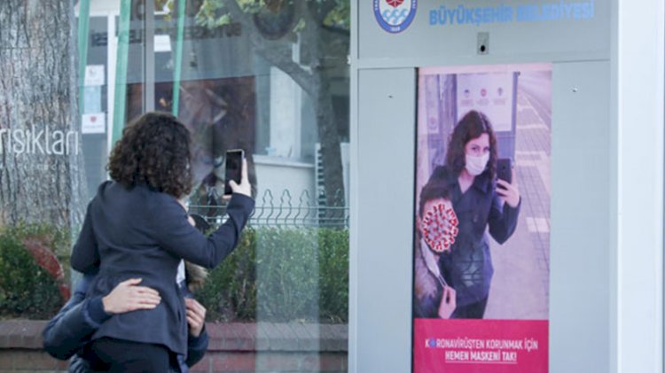 Maske takmayanları uyaran yapay zeka ekranı dikkat çekiyor