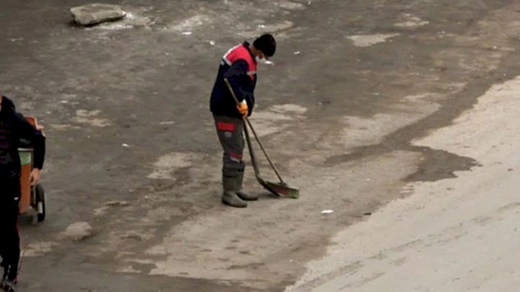 Yüksekova'da boş caddede temizlik yaptı