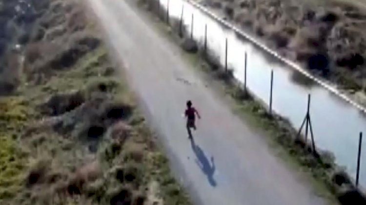 İlk defa gördüğü drondan böyle kaçtı