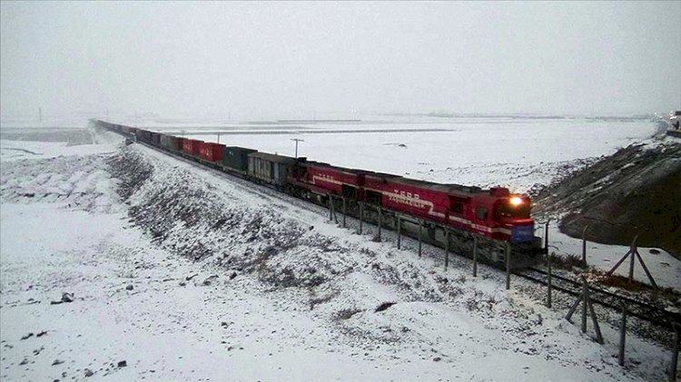 Türkiye'den Çin'e gidecek ilk blok ihracat treni Kars'tan Gürcistan'a uğurlandı