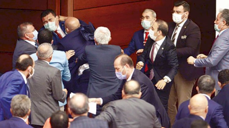 Meclis'te arbede: Vekiller birbirine girdi