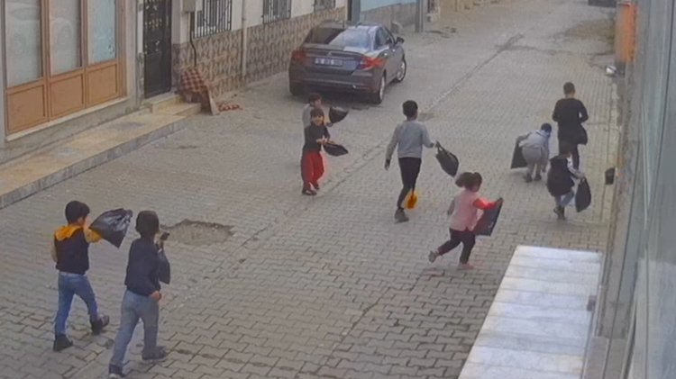 Yetişkinleri utandıran hareket: Çocuklar sokak sokak çöp toplayıp konteynera attı