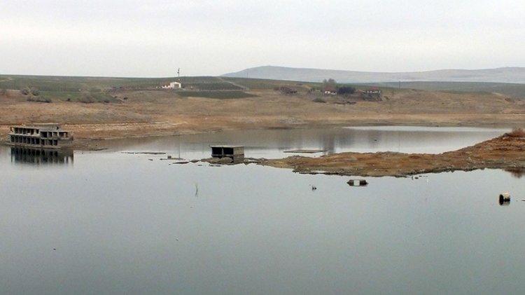 Baraj suyu çekildi, eski yerleşim yeri açığa çıktı