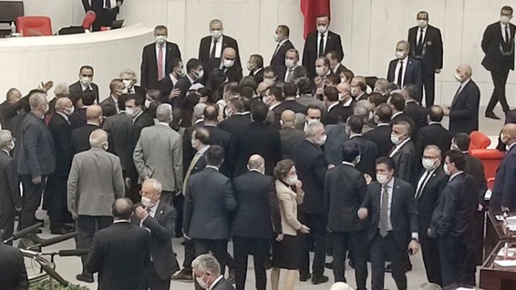 Meclis yine karıştı, vekiller birbirine girdi