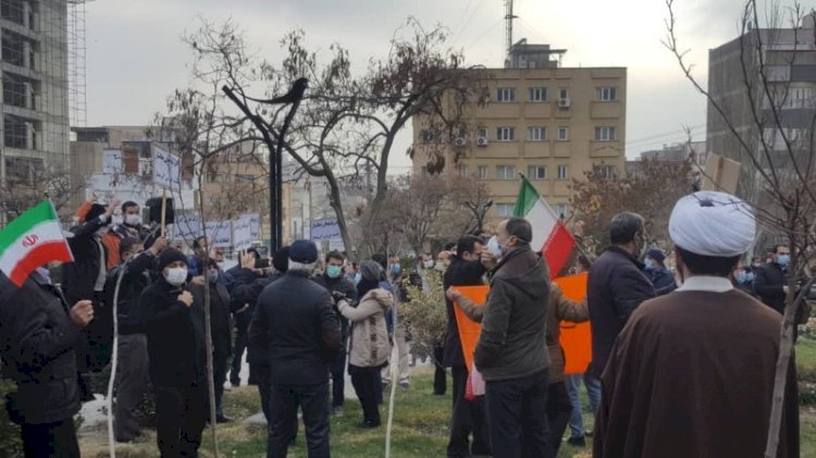 Tebriz'deki Türk Başkonsolosluğu önünde protesto gösterisi