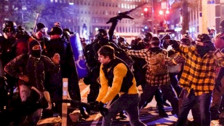 Washington'da karşıt gruplar arasında kavga çıktı