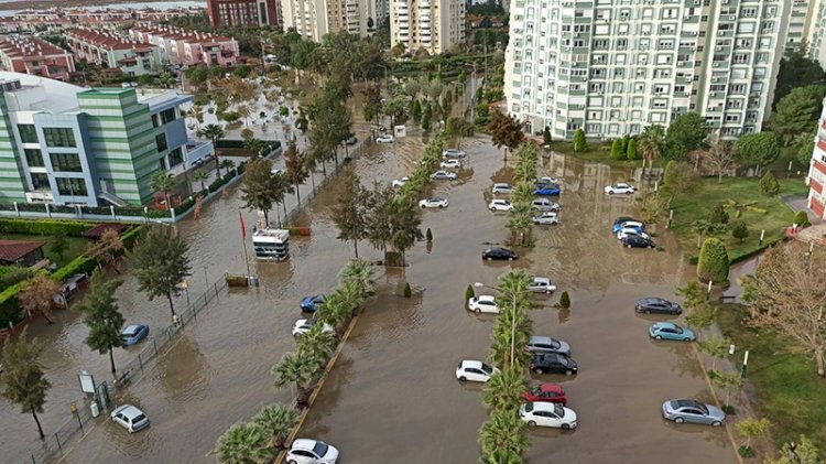 İzmir'i sel vurdu: Deniz taştı, araçlar su altında kaldı