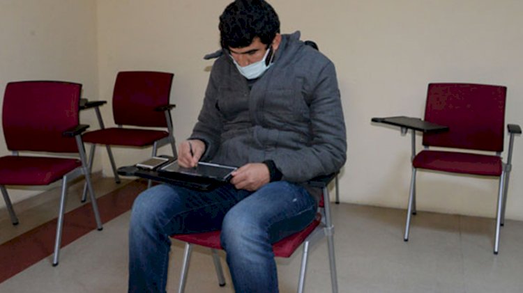 Hastane bahçesinde uzaktan eğitim veren refakatçi öğretmene oda