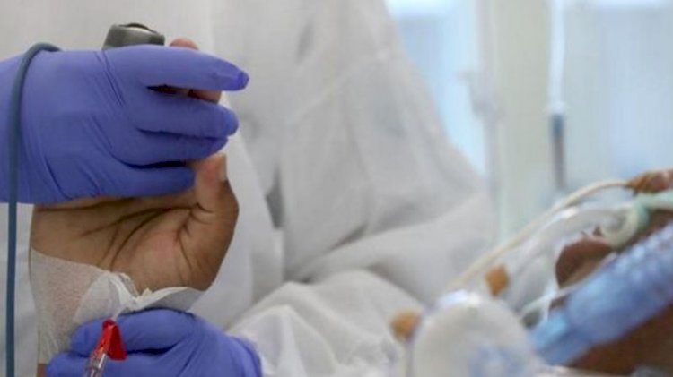 Sağlık çalışanları koronavirüs hastalarının 'refakatçileri' oldu